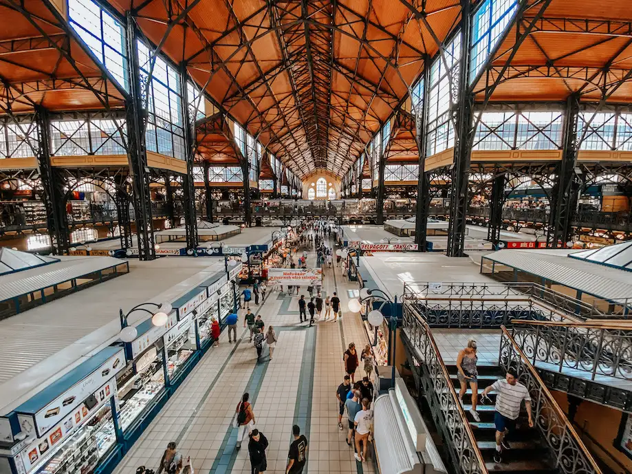 Vista de cima de um corredor do Mercado Central de Budapeste, o Central Market Hall