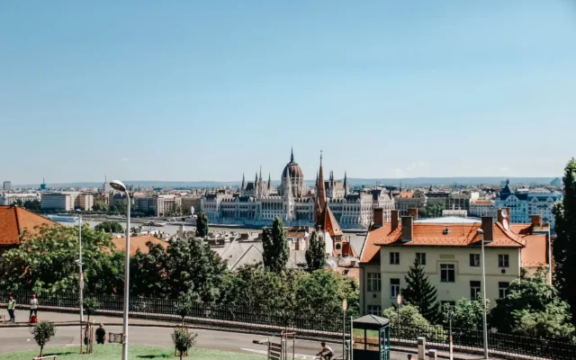Vista do alto do Parlamento de Budapeste e do Danúbio, uma das coisas o que fazer em Budapeste