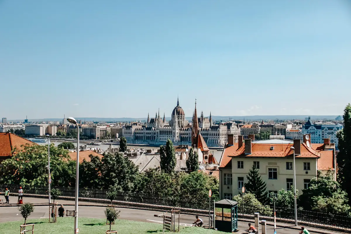 Vista do alto do Parlamento de Budapeste e do Danúbio, uma das coisas o que fazer em Budapeste