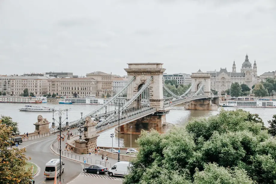 Vista de cima de uma das Pontes do Danubio, em Budapeste 