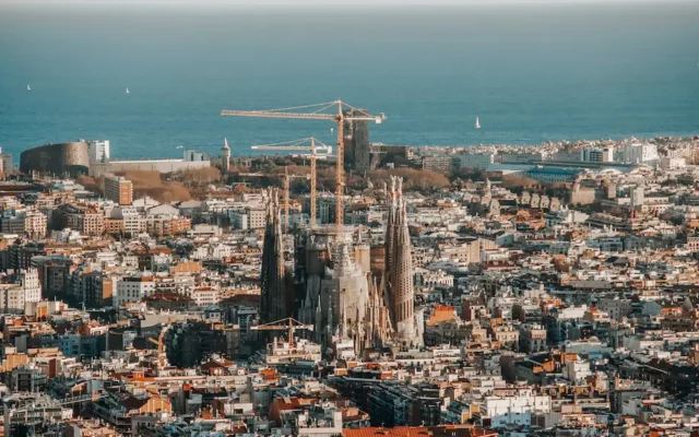 Vista da Sagrada família e de Barcelona do alto, com o mar ao fundo