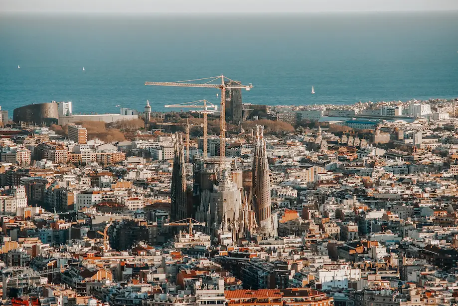 Vista da Sagrada família e de Barcelona do alto, com o mar ao fundo