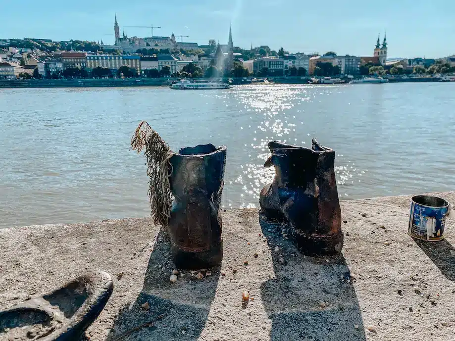 Fotografia de uma escultura de sapata no Shoes on the Danube Bank, monumento em memória aos judeus vítimas do holocausto