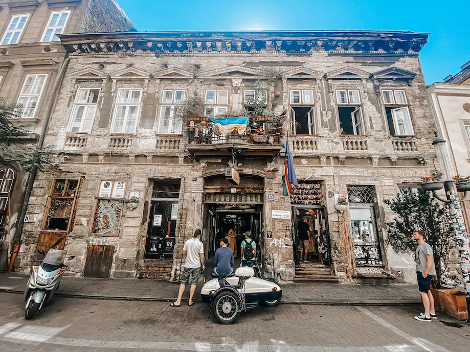 fachada do Szympla, o primeiro pub ruína de budapeste