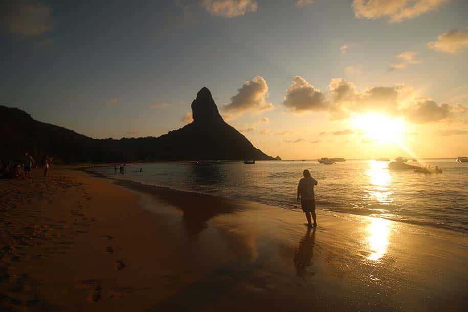 Praias de Fernando de Noronha: Praia da Conceição no pôr do sol