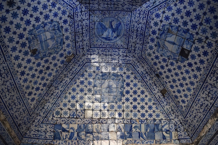 nazaré portugal azulejos igreja