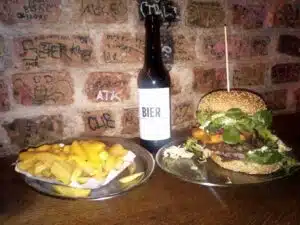 Hamburgues, cerveja e porção de mandioca no Neukölln, Berlim