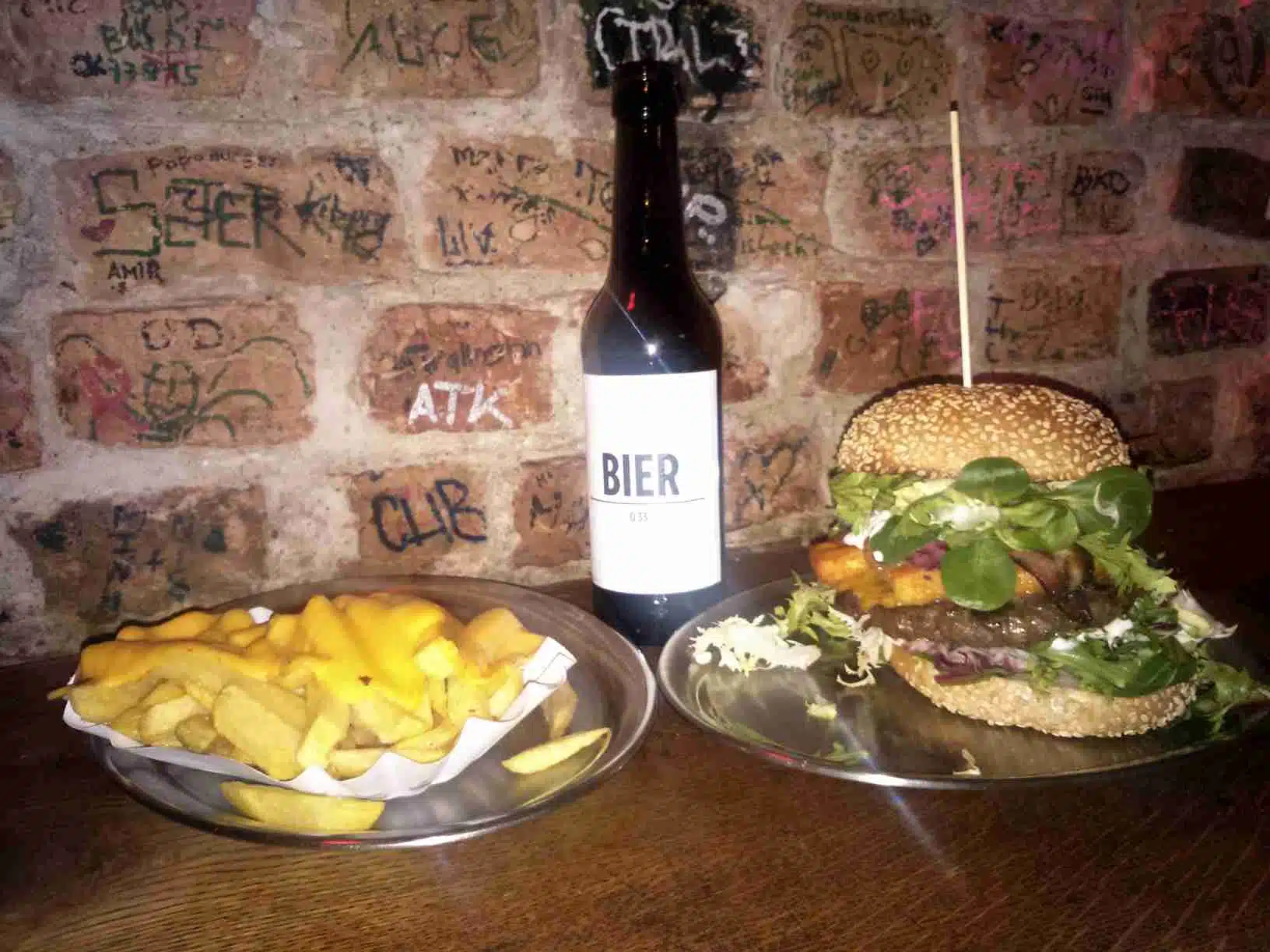 Hamburgues, cerveja e porção de mandioca no Neukölln, Berlim