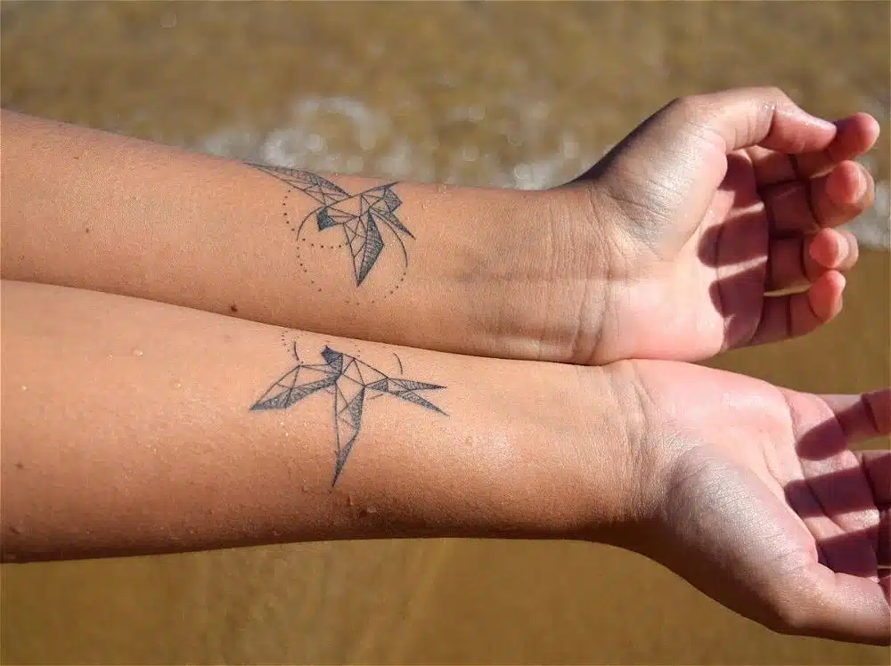 tatuagem passarinhos no pulso