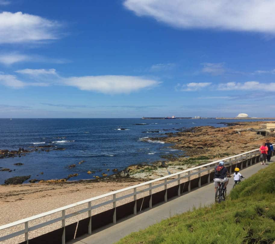 caminho de bicicleta na beira do mar foz do douro porto