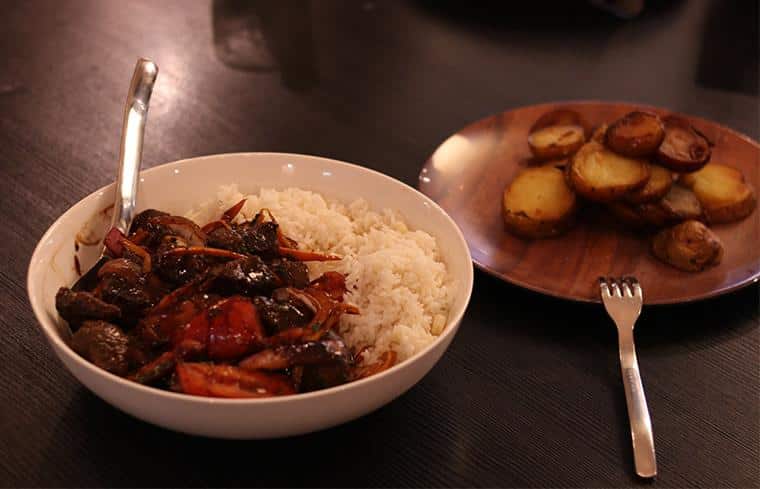 Aula de culinária peruana lomo saltado