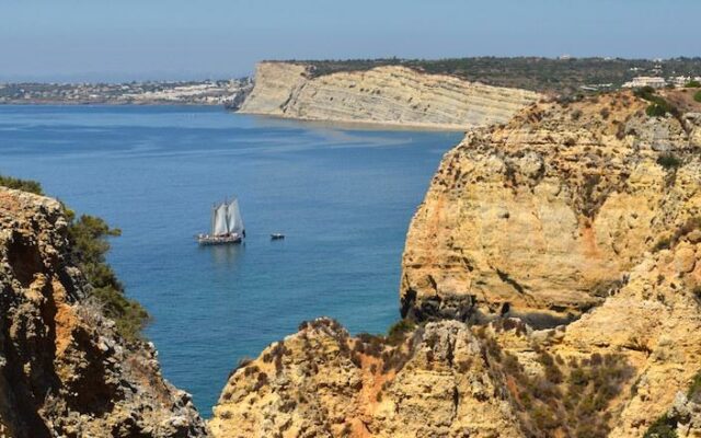 praias do algarve lagos portugal barco