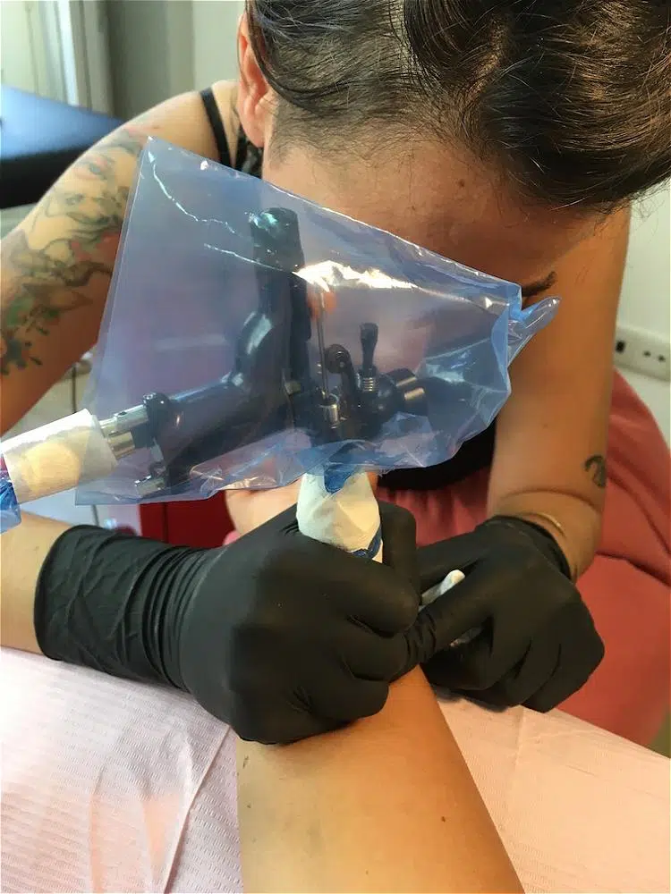 tatuadora tatuando