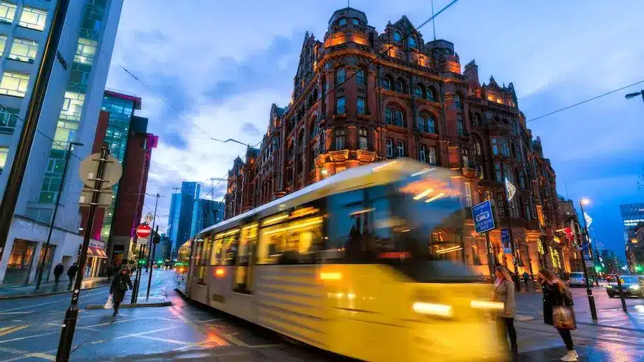 Manchester City Center à noite: essa é uma região animada, cheia de bares e restaurantes da cidade