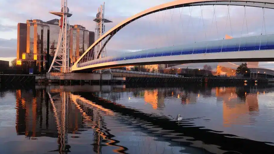 Milennium Bridge no Salford Quays, bairro com opções de hotéis para turismo de negócios em Manchester