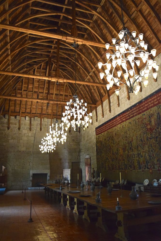 Área interna do paço de dos Duques de Bragança, com lustres e mesa extensa