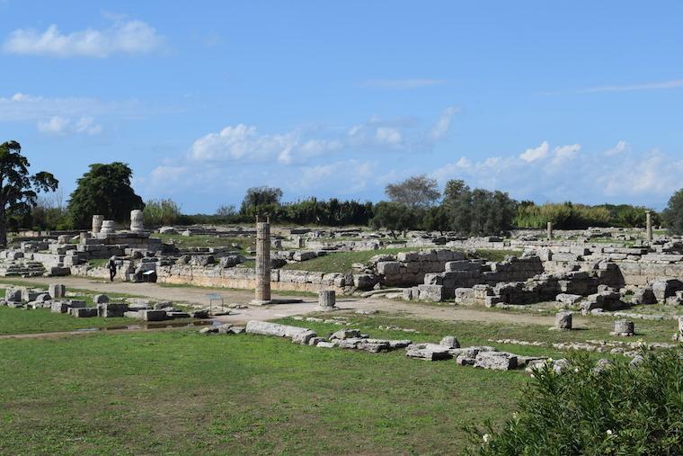 paestum italia forum romano ruinas