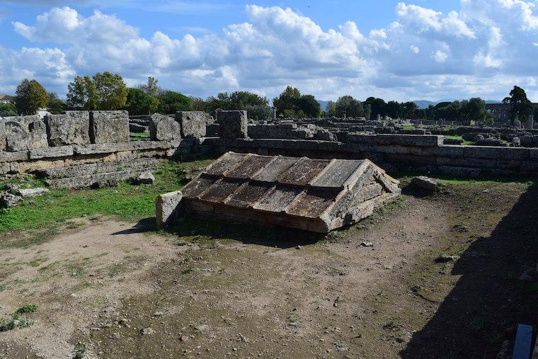 paestum italia ruinas heroon