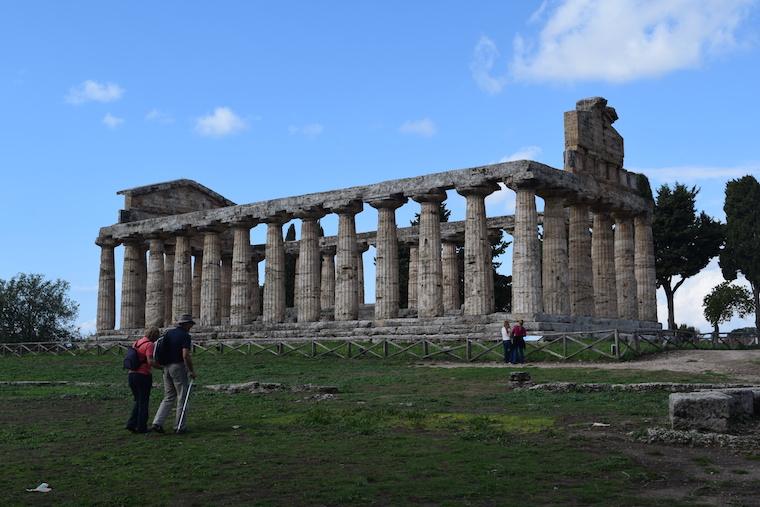 paestum italia templo atena de lado