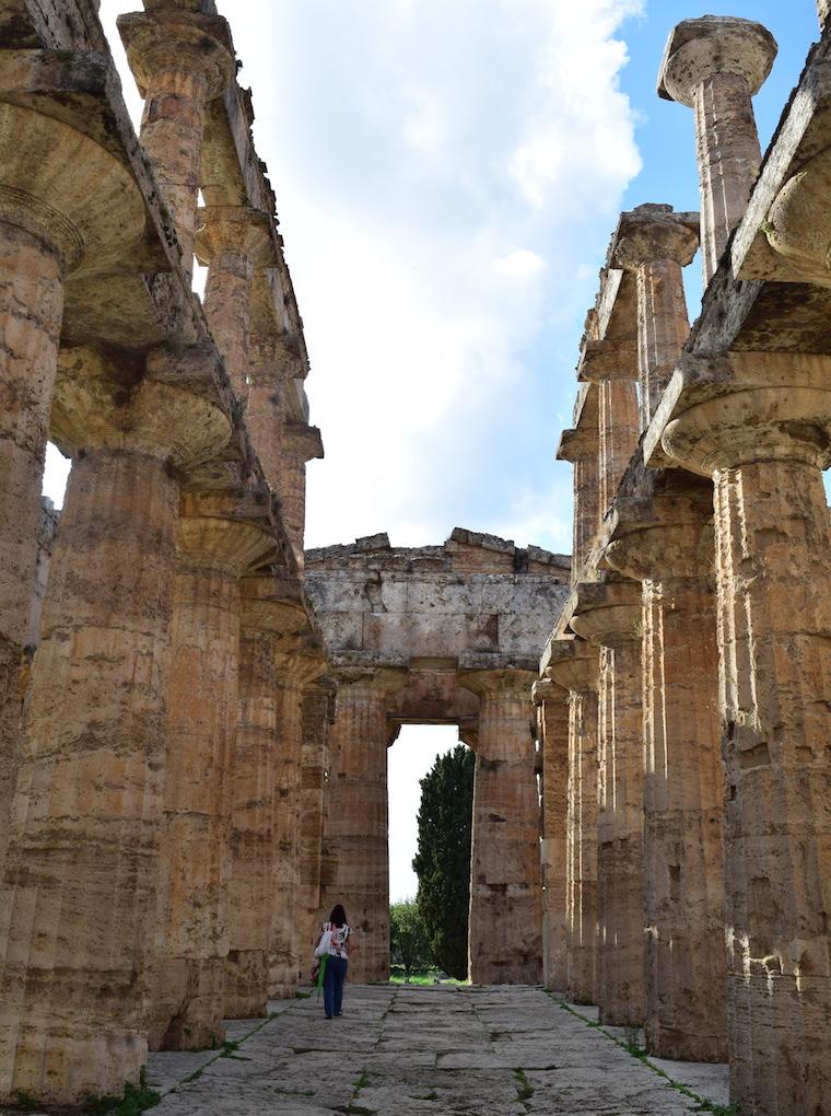 paestum italia templo dentro pessoa