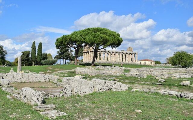 paestum italia templo e ruinas destacada