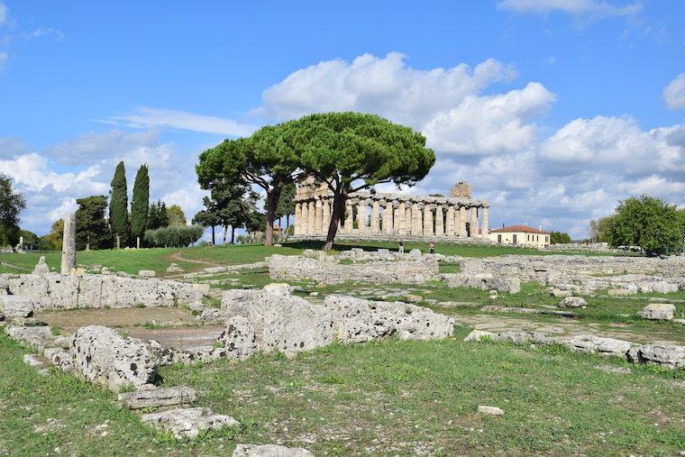 paestum italia templo e ruinas destacada