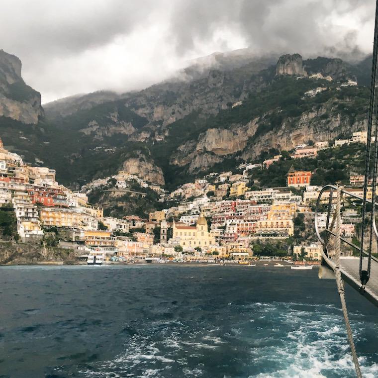 positano costa amalfitana itália barco chuva