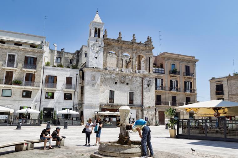 bari italia piazza ferrarese