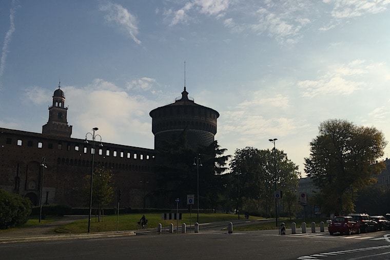 Castelo Sforzesco em Milão contra luz