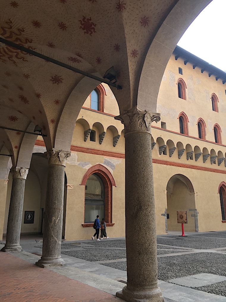 Castelo Sforzesco em Milão detalhe patio