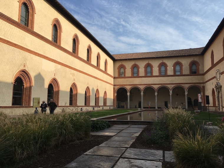 Castelo Sforzesco em Milão patio museu arqueologico