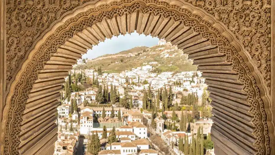 Bairro Albaicin, em granada, visto a partir da Alhambra. Esse é um dos melhores lugares onde ficar em Granada