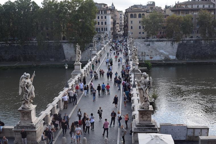 castelo de santo angelo ponte pessoas