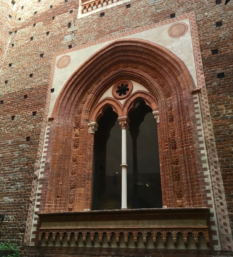 castelo sforzesco em milão detalhe janela