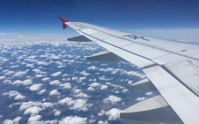 janela do aviao nuvens