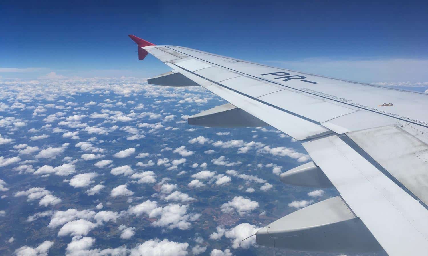 janela do aviao nuvens