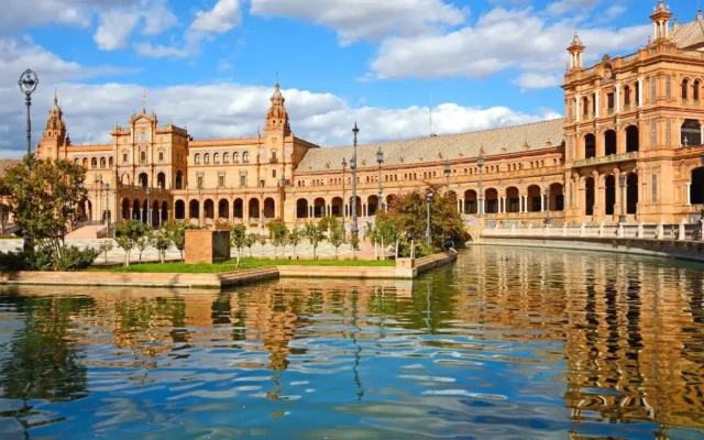 Onde ficar em Sevilha: Imagem da Plaza España com o espelho d'agua na frente das construções