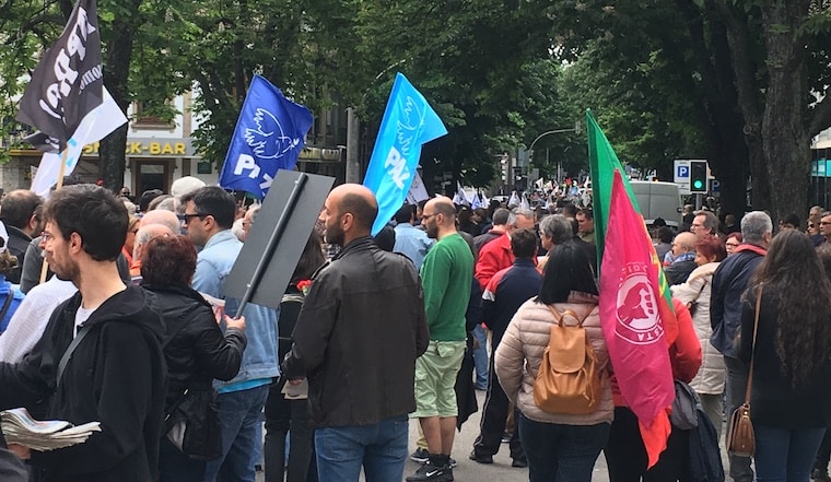 25 de abril revolução dos cravos portugal manifestacao
