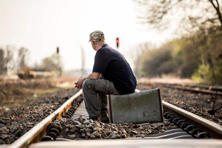 esperando o trem mochileiro viajante