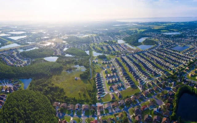 Vista aérea de condomínios e áreas verdes de Kissimmee, uma das melhores opções para se hospedar perto de Orlando