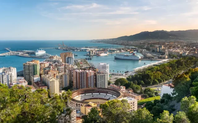 Onde ficar em Málaga: vista aérea da cidade, com o mar ao fundo e a a plaza de toros ao centro