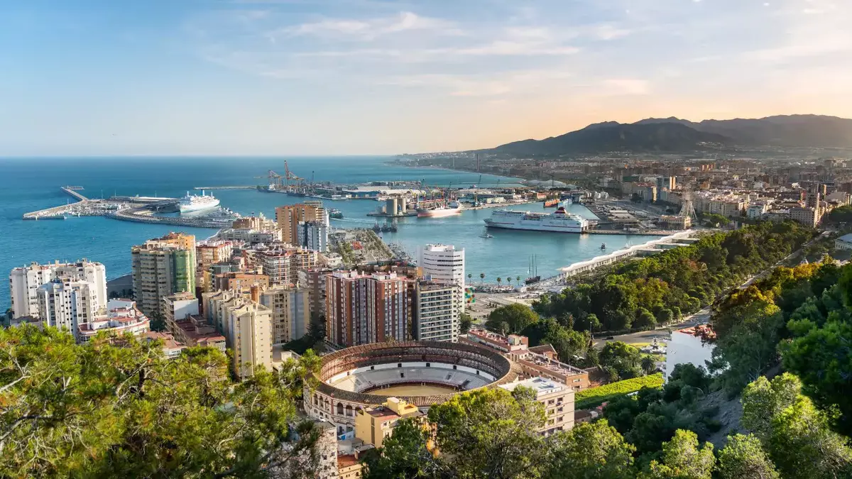 Onde ficar em Málaga: vista aérea da cidade, com o mar ao fundo e a a plaza de toros ao centro