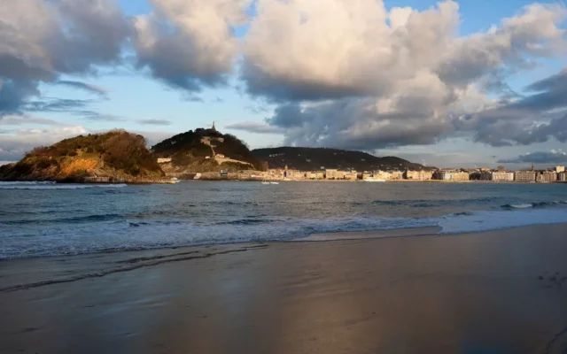 Praia la Concha, uma das melhores regiões onde ficar em San Sebastián, Espanha