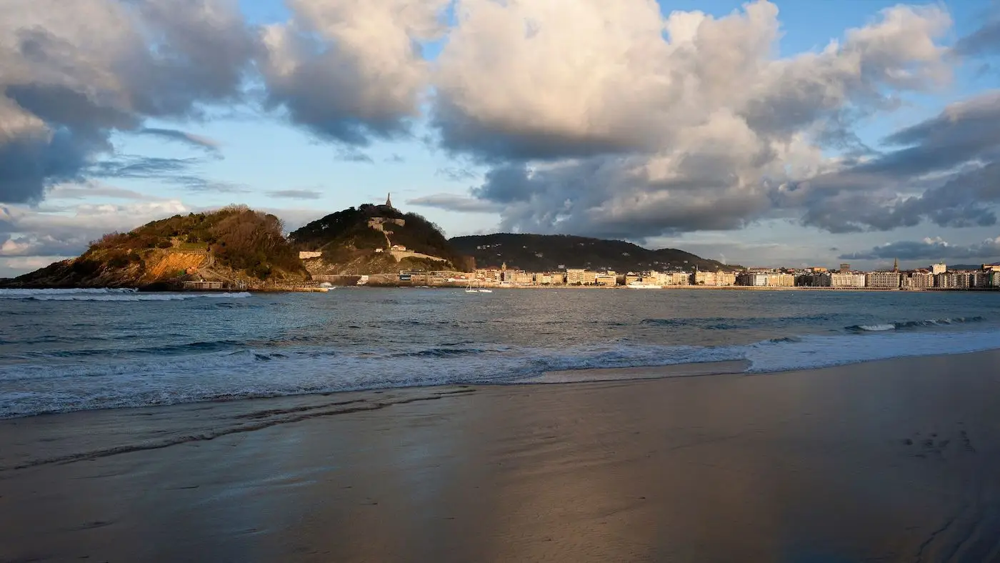 Praia la Concha, uma das melhores regiões onde ficar em San Sebastián, Espanha
