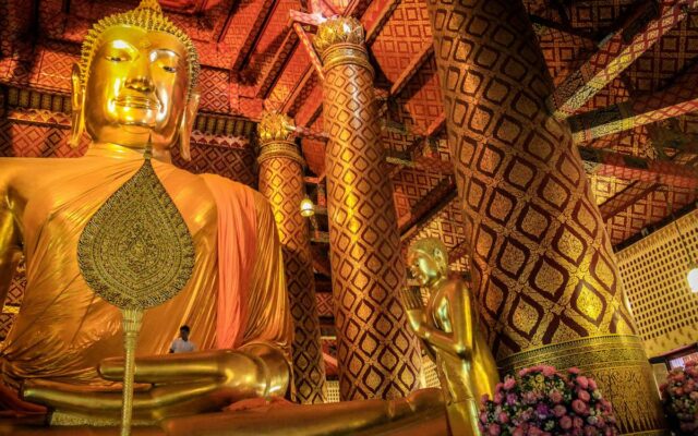Cerimônia Budista em templo de Ayutthaya