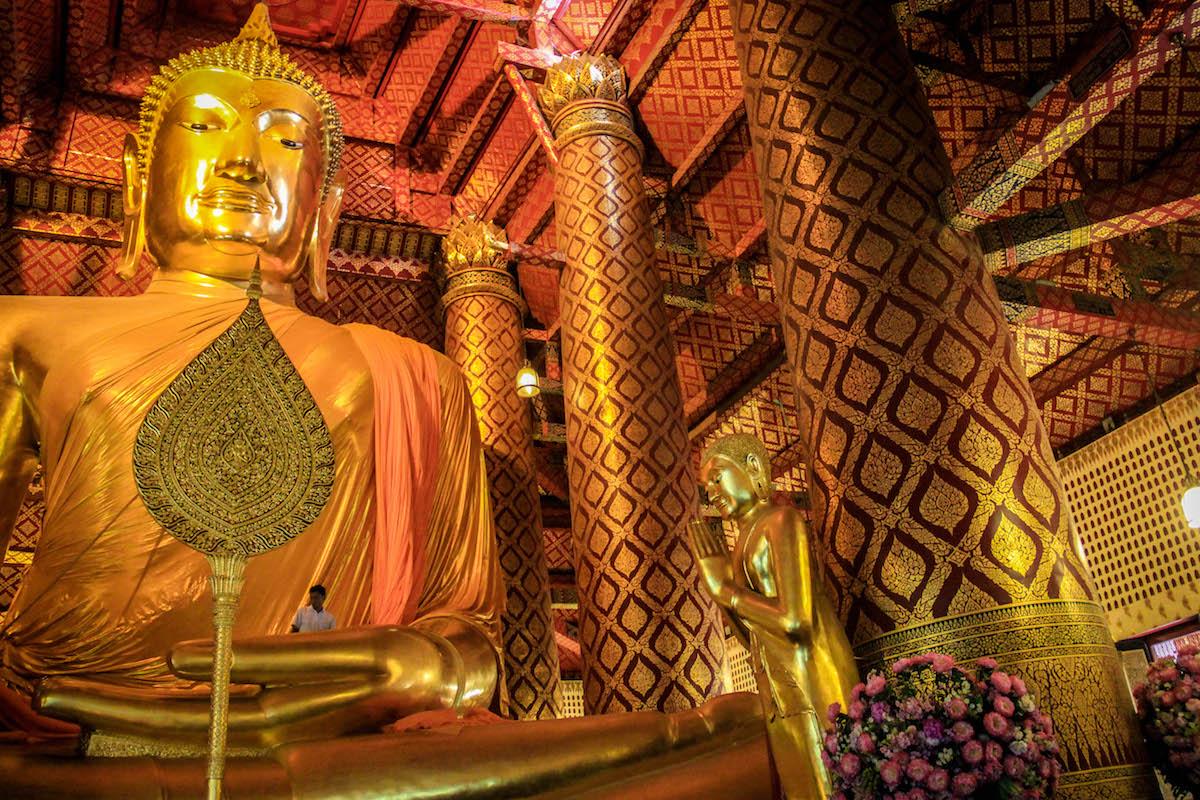 Cerimônia Budista em templo de Ayutthaya