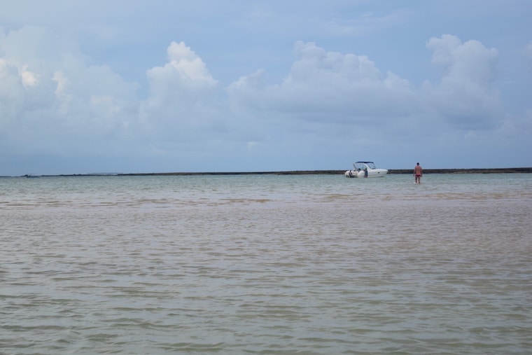 onde fica a praia dos carneiros