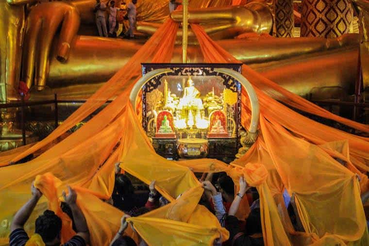 Cerimônia Budista em templo de Ayutthaya