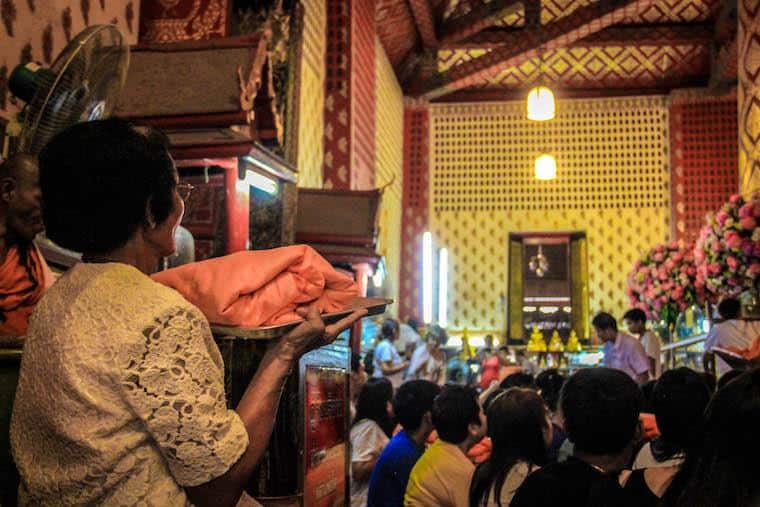 Cerimônia Budista em templo de Ayutthaya