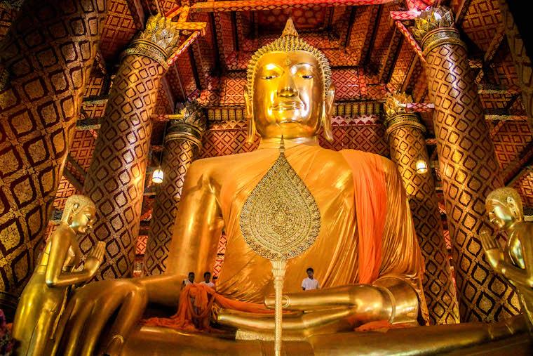 Cerimônia Budista em templo de Ayutthaya